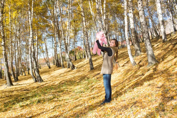 Happy young mother playing with little daughter in autumn park — Stock Photo, Image