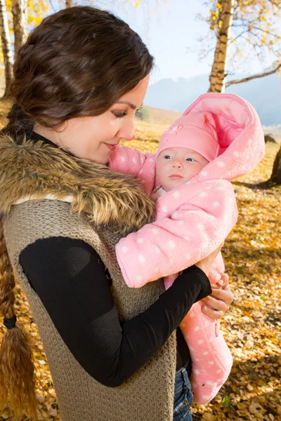 Mother and daughter spending time outdoor in the autumn park — Stock Photo, Image