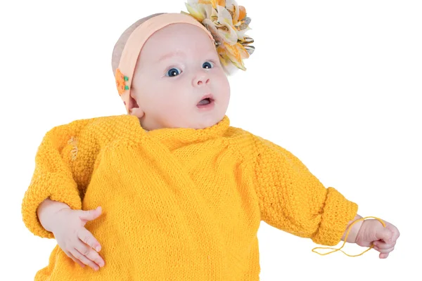 与朵黄色花在她的头在白色背景上的宝贝女儿的肖像 — 图库照片