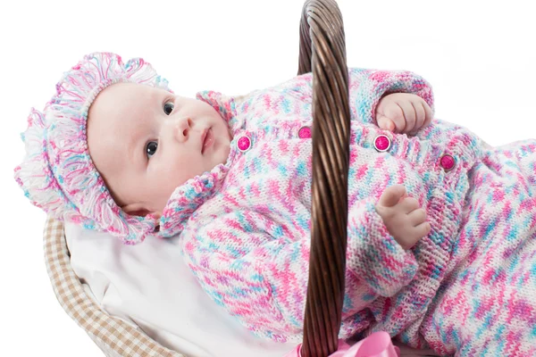 Adorabile ragazza bambino in una tuta a maglia in cesto su sfondo bianco isolato — Foto Stock