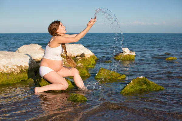 Femeia gravidă se relaxează pe ocean — Fotografie, imagine de stoc