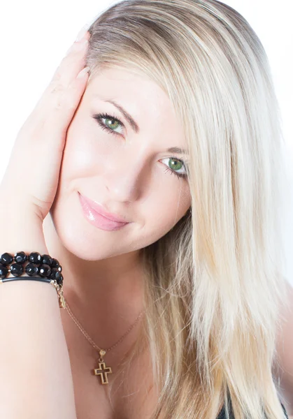 Portret van een close-up mooie vrouw met blondy haren op een afgelegen witte achtergrond — Stockfoto