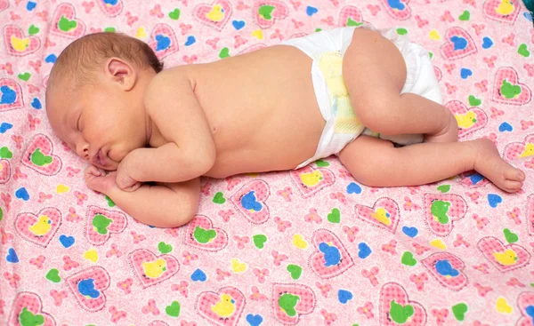 刚出生的女婴睡在毛毯上. — 图库照片