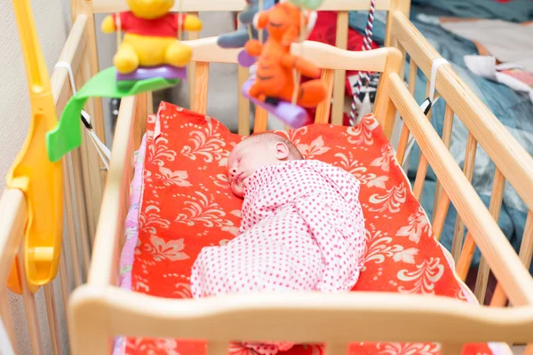 Nyfödd flicka sover på en filt. — Stockfoto