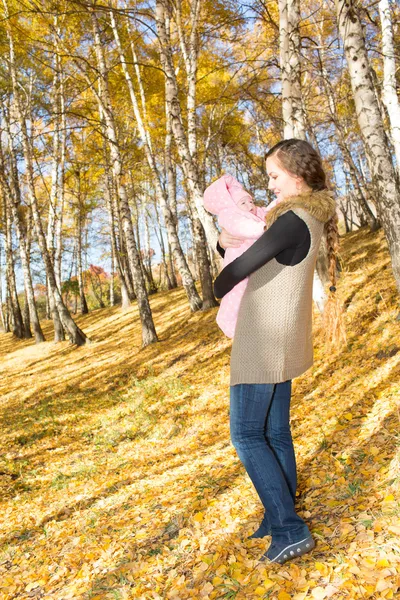 Anne ve kızı açık sonbahar parkta vakit — Stok fotoğraf