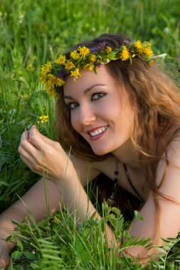 döşeme çiçek dandelions, açık portre, yaz eğlence genç güzel kız kavramı