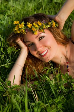 Çelengin üzerinde yatan güzel kadın, yaz eğlencesi konsepti.