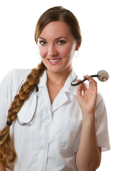 Médico feminino ou enfermeira de uniforme branco sorrindo com estetoscópio, fundo branco isolado — Fotografia de Stock