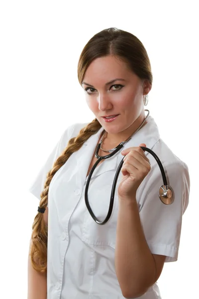 Жінка-лікар або медсестра в білій формі посміхається зі стетоскопом, ізольований білий фон — стокове фото