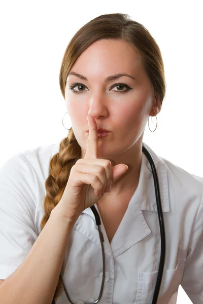Vrouwelijke arts of verpleegkundige in wit uniform glimlachend met stethoscoop, geïsoleerde witte achtergrond — Stockfoto