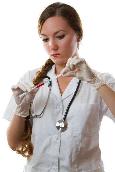 Жіночий лікар або медсестра з шприцом, ізольовані на білому тлі — стокове фото