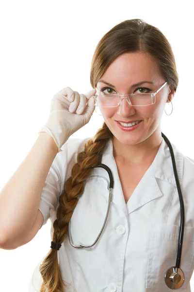 Γυναίκα ιατρός ή νοσοκόμα με λευκή στολή χαμογελώντας με στηθοσκόπιο, απομονωμένο λευκό φόντο — Φωτογραφία Αρχείου