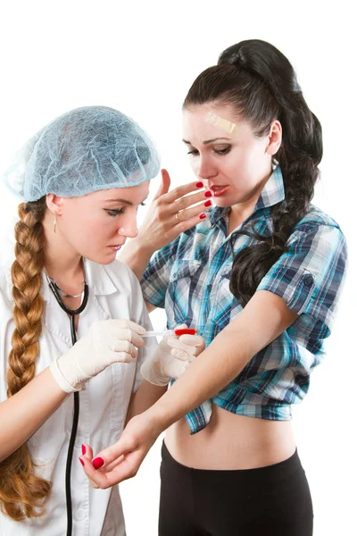 Läkare eller sjuksköterska gör vaccinet injektion till en flicka på vit bakgrund — Stockfoto