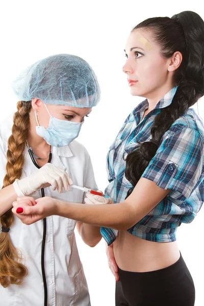 Médico ou enfermeiro a administrar a vacina a uma rapariga de fundo branco — Fotografia de Stock