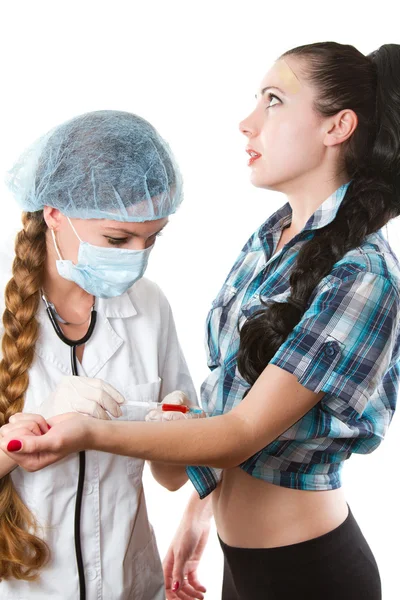 Лікар або медсестра роблять ін'єкції вакцини для дівчини на білому тлі — стокове фото