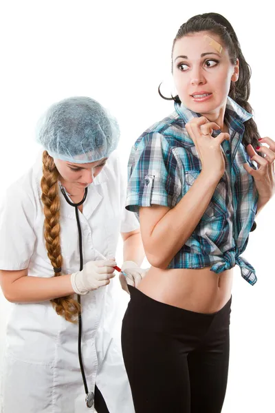 Лікар або медсестра роблять ін'єкції вакцини для дівчини на білому тлі — стокове фото