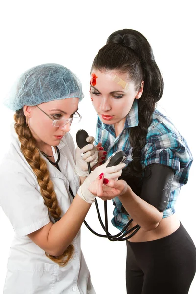 Női orvos vagy a nővér ad kivizsgálás sztetoszkóp fiatal beteg felett fehér háttér — Stock Fotó