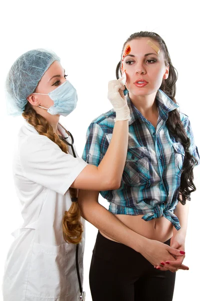 Läkaren gör ett bandage till patienten看護婦が患者、注射 — Stockfoto