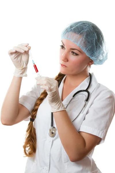 Vrouwelijke arts of verpleegkundige met spuit, geïsoleerd op witte achtergrond — Stockfoto