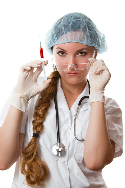 Kobieta lekarz lub pielęgniarka z strzykawka, na białym tle — Zdjęcie stockowe