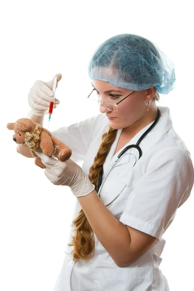 Enjeksiyon oyuncak ayı beyaz zemin üzerine izole kadın tıbbi doktor veya hemşire yapar — Stok fotoğraf