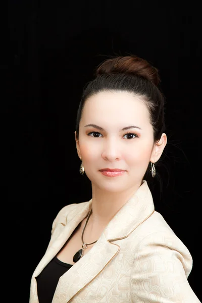 Portretul unei femei de afaceri kazahă pe un fundal negru — Fotografie, imagine de stoc