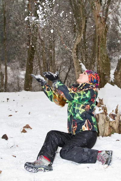 Schöne Frau im Skianzug lief im verschneiten Winter im Freien — Stockfoto