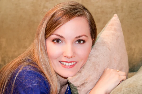 Beautiful woman with long hair on the pillow rests at home — Stock Photo, Image