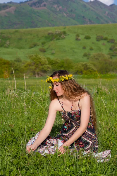 Hermosa womanl en la corona se encuentra en la hierba, concepto divertido de verano —  Fotos de Stock