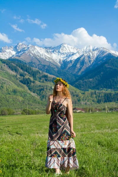Vacker kvinna på kransen ligger på gräset, sommar roligt koncept — Stockfoto