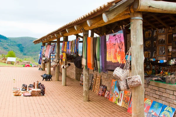 Bijoux africains traditionnels colorés, accessoires, souvenirs faits à la main vendus au marché hebdomadaire en Afrique du Sud — Photo