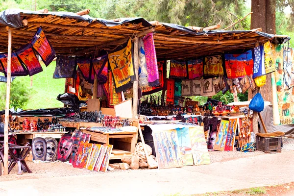 Afrikanska traditionella marknaden med handgjorda souvenirer i Sydafrika i helgen — Stockfoto