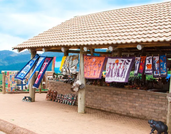 Bunte traditionelle afrikanische Schmuck, Accessoires, handgefertigte Souvenirs auf dem Wochenmarkt in Südafrika verkauft — Stockfoto