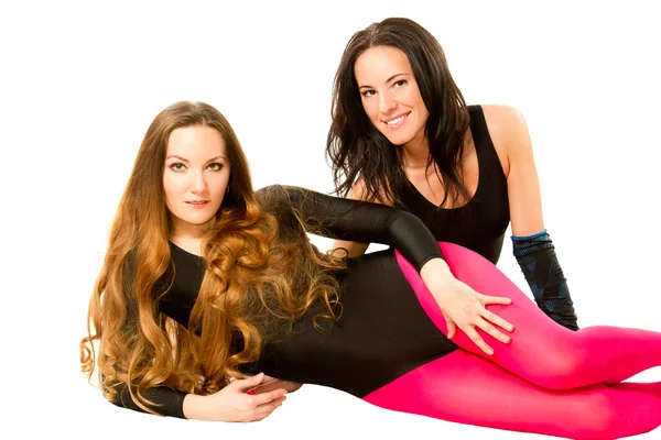 Två fitness kvinnor göra sträcka på yoga och pilates poserar på isolerade vit bakgrund — Stockfoto