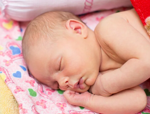 Pasgeboren babymeisje in slaap op een deken thuis — Stockfoto