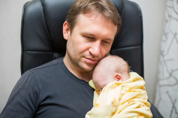 Pai e bebê recém-nascido filha em casa — Fotografia de Stock