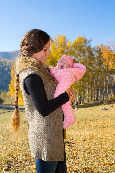 Mother and daughter spending time outdoor in the autumn park — Stock Photo, Image