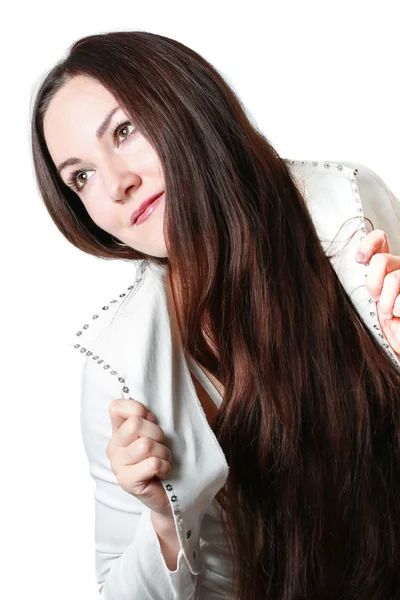 Retrato de uma mulher bonita close-up com cabelo morena em um fundo branco isolado — Fotografia de Stock