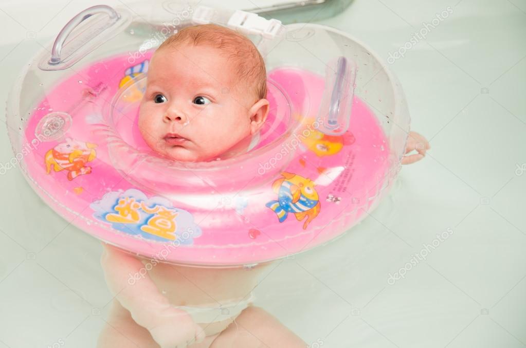 Nouveau Ne Nageant Dans Le Bain Image Libre De Droit Par Vitmarkov C