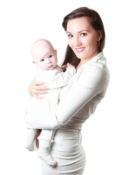 Mãe feliz e bebê menina abraçando no fundo branco isolado — Fotografia de Stock