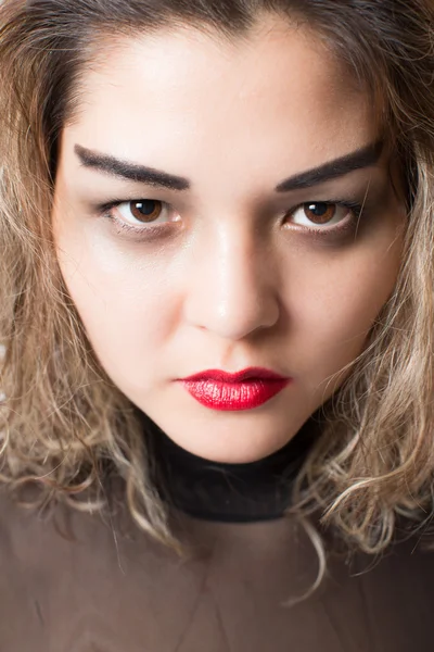 Retrato de mulher agressiva apaixonado no fundo branco isolado — Fotografia de Stock