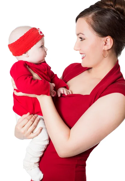 Felice mamma e bambino ragazza abbracciare e ridere su isolato sfondo bianco — Foto Stock