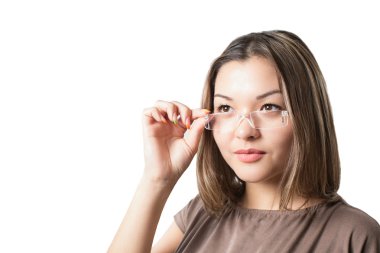 izole beyaz zemin üzerine güzel bir kadın portresi