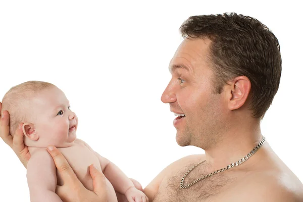 Feliz padre e hija bebé abrazándose sobre un fondo blanco aislado. Úselo para un niño, crianza o concepto de amor — Foto de Stock