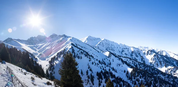 Winterpanorama im schneebedeckten Gebirgstal mit Sonne in ak bulak, almaty, Kasachstan, Asien — Stockfoto