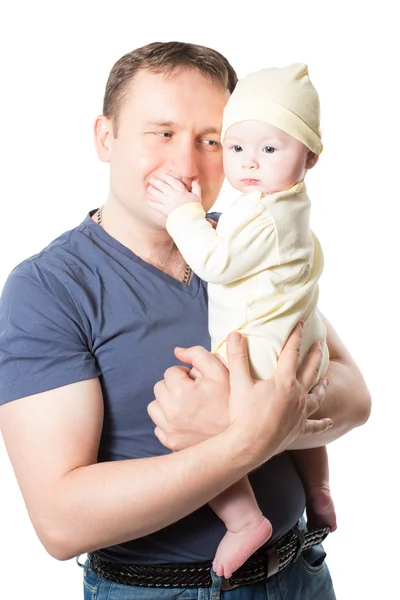 Gelukkig vader en babymeisje knuffelen op geïsoleerde witte achtergrond. Gebruik het voor een kind, ouderschap of liefde concept — Stockfoto