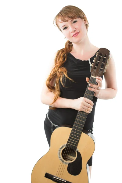 Donna con treccia lunga e chitarra su sfondo bianco — Foto Stock