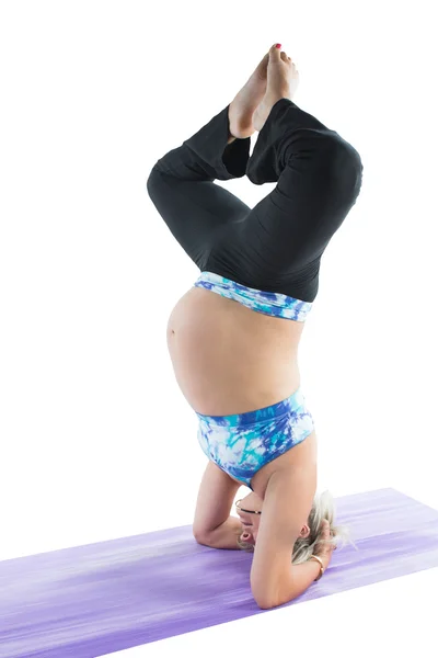 Femme de fitness enceinte sur le yoga et pilates posent sur fond blanc. Le concept de sport et de santé — Photo