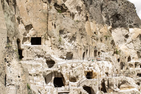Montañas y cueva medieval ciudad-monasterio Vardzia, Georgia, Transcaucaso — Foto de Stock