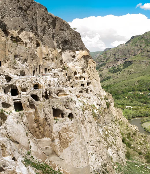 Panorama de montañas y cueva medieval ciudad-monasterio Vardzia, Georgia, Transcaucaso — Foto de Stock